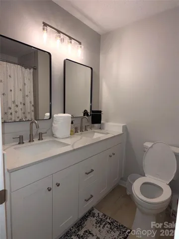 Upstairs Hallway Full-bath