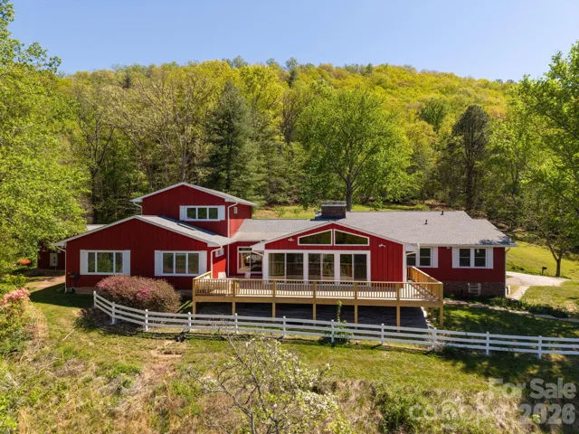 Beautiful Fairview Farmhouse with Seperate Apartment