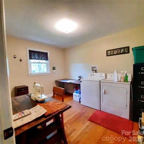 3rd bedroom current hobby room/laundry