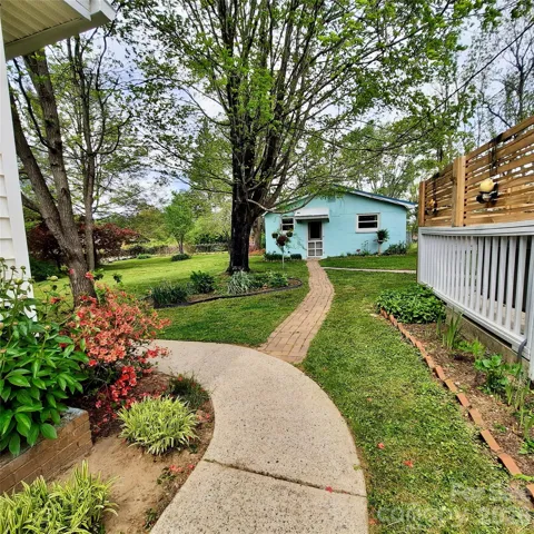 Down the path to the cute 1/1 ADU