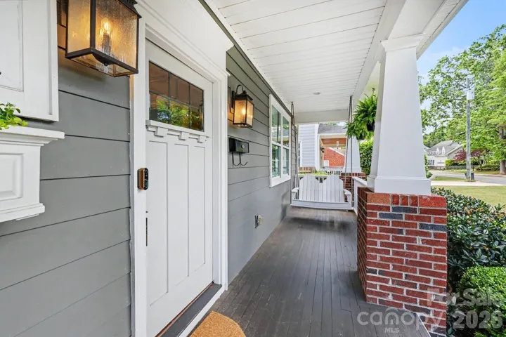 Front porch for swinging!