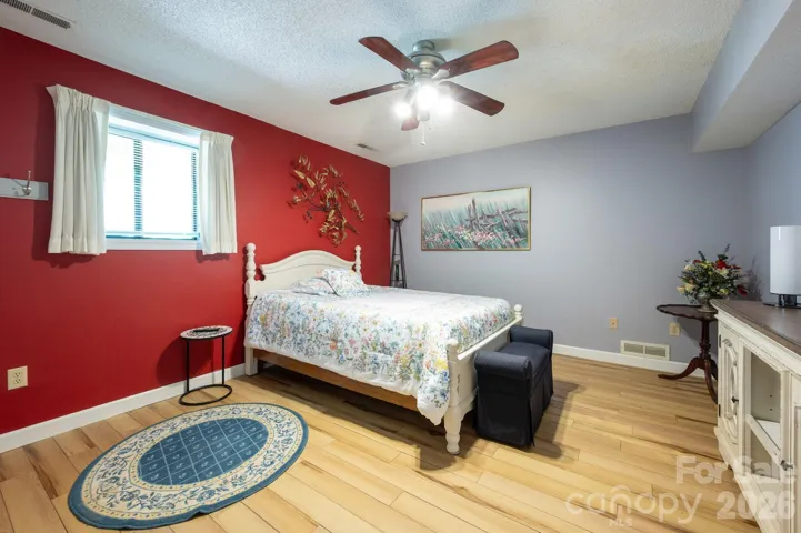 Huge Bedroom on Lower Level Perfect for Guests