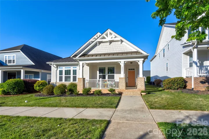 Cozy cottage curb appeal!  No power lines in sight!
