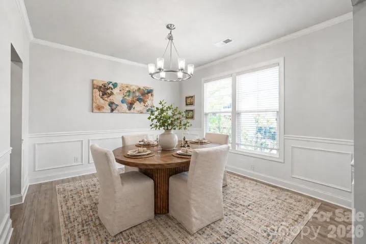 Dining Room - Decor/furniture has been virtually enhanced