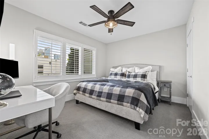 Guest room 1 or office space