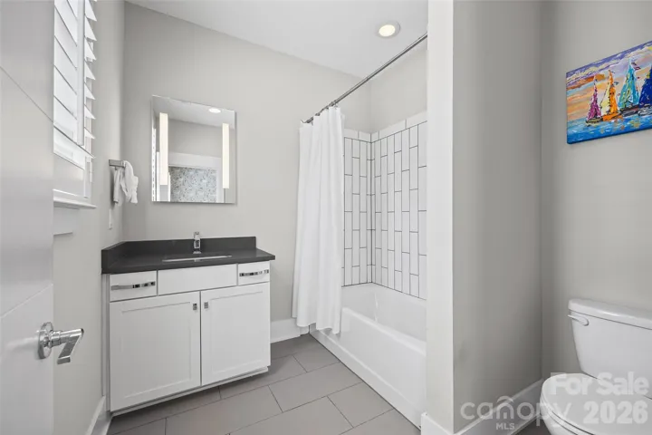 Guest bedroom 2 ensuite bathroom with tub