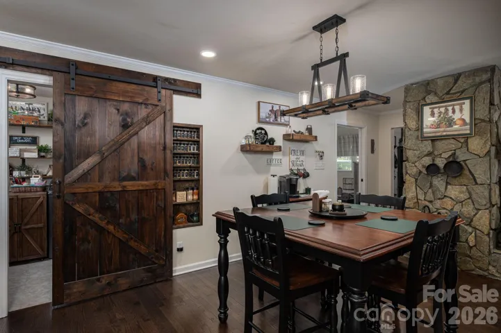 Dining area in kitchen.