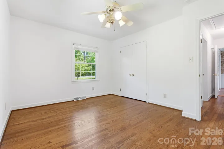 Secondary corner bedroom