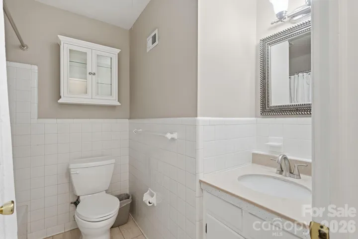 Hallway bath with tub/shower combo.