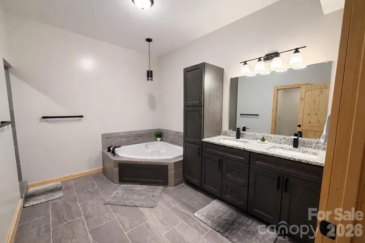 Basement primary en-suite