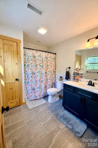 Main level primary en-suite