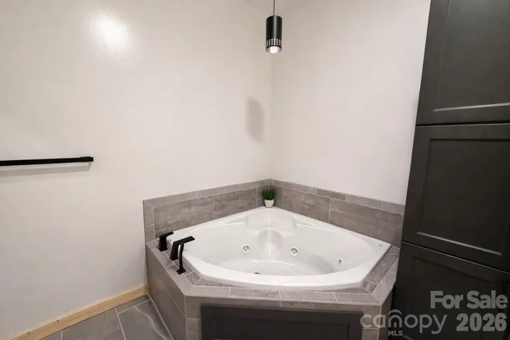 Basement en-suite jetted tub