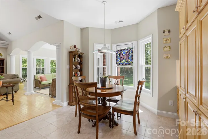 Breakfast area with baywindow