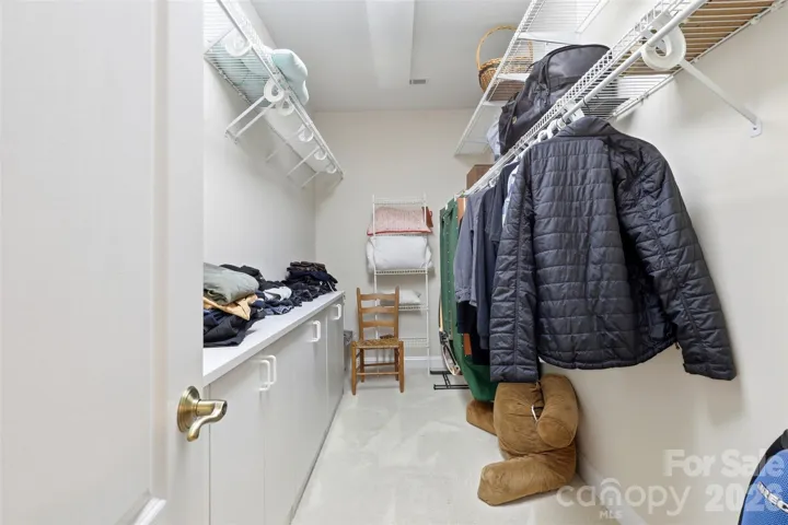 Walk in huge closet primary