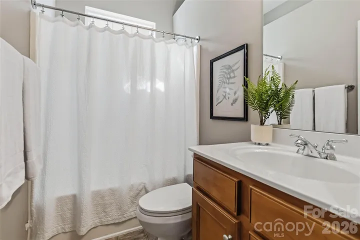Main floor guest/full bath