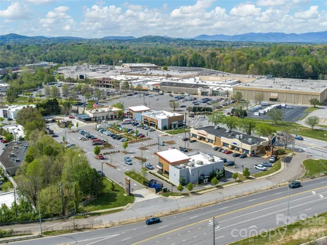 15-40 Peaks Center Lane Aerial