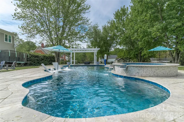 Welcome Home! Enjoy the stunning Pool and Jacuzzi