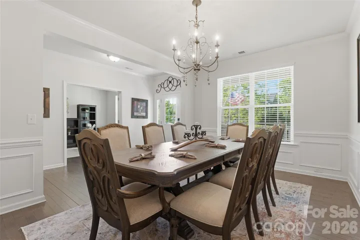 Elegant molding and continuous beautiful flooring