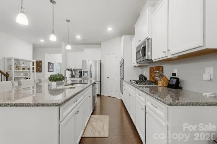 Chefs dream with double oven and walk in pantry