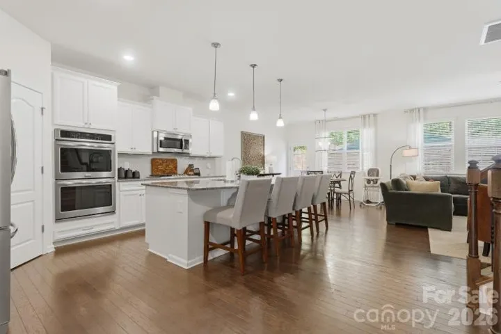 Beautiful kitchen with modern finishes and ample cabinetry