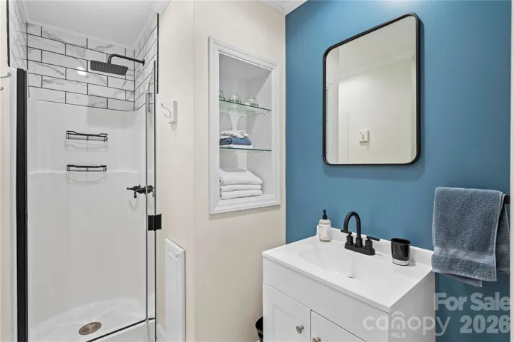 Guest Bath - Main Level