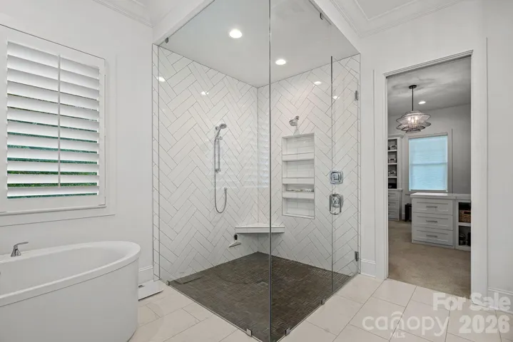 Curbless walk-in shower with mutiple shower heads
