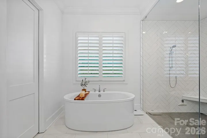 Free standing soaking tub
