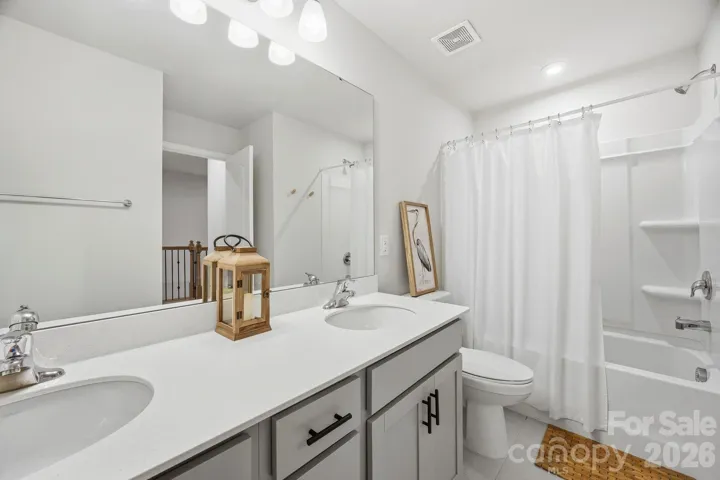 Shared bath with dual vanities