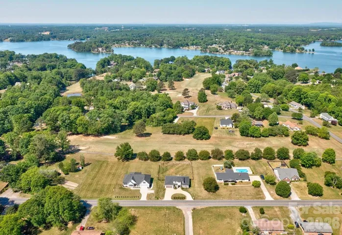 aerial view showing proximity to Moss Lake and Golf Course