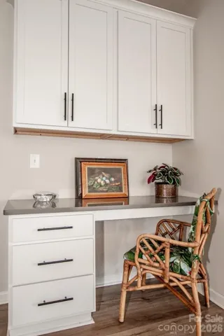 Built-in desk