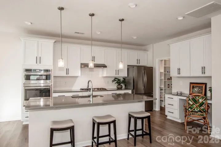 White shaker cabinetry & 5 burner gas cooktop