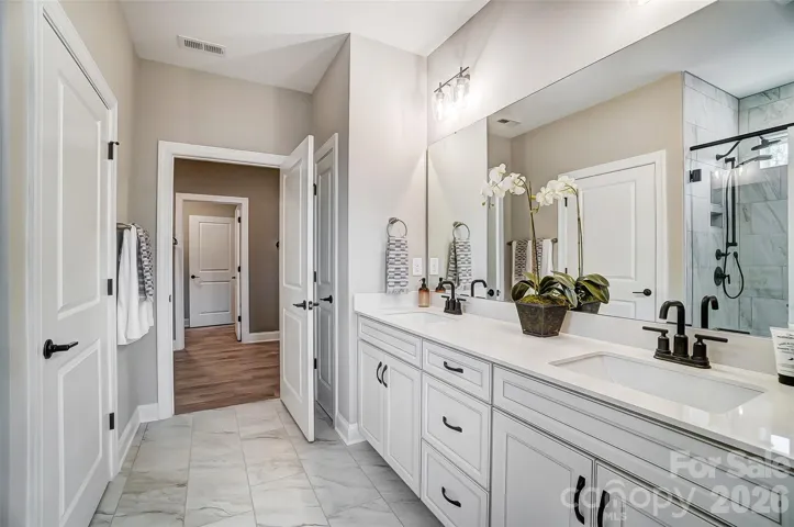 Primary bathroom on the main