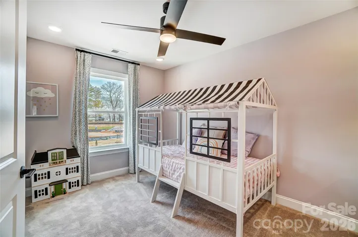 Secondary bedroom on the upper floor