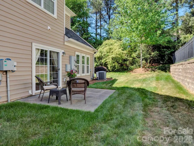 Very private and comforable  outdoor living area. 