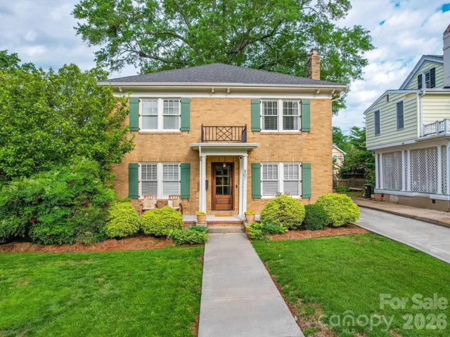 Welcome to 907 Edgewood Circle!