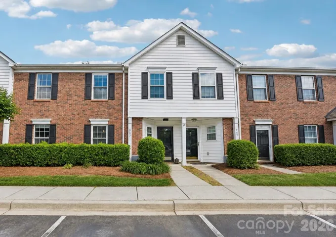 Welcome to 969 Heritage Parkway in Sheffield Pointe, part of the Regent Park neighborhood!