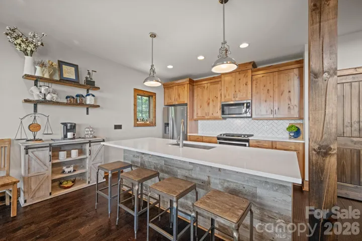 Eat-in kitchen with large island