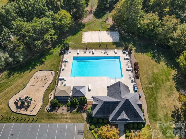 Porter's Landing pool and clubhouse