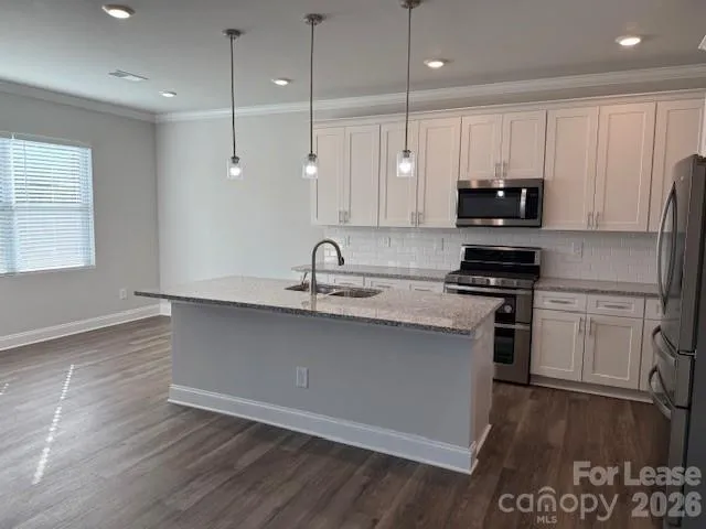 Beautiful kitchen w/ double oven