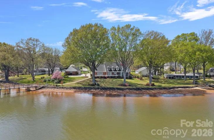 BEAUTIFUL LEVEL LOT, 233' WATERFRONT 