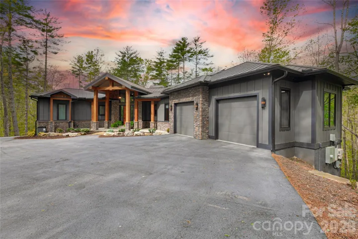Welcome to 726 Ugugu where luxury meets the mountains.