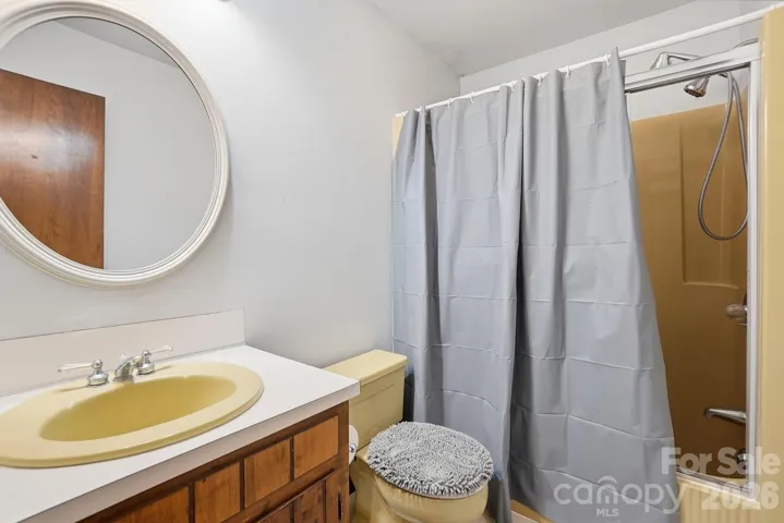 upper level full bath in hallway