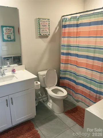 Upper Level Full Bathroom