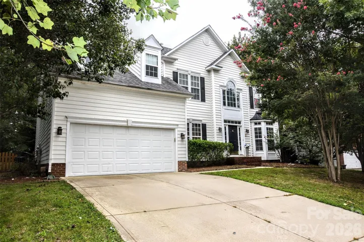 Front view of 2035 Hollyhedge Lane