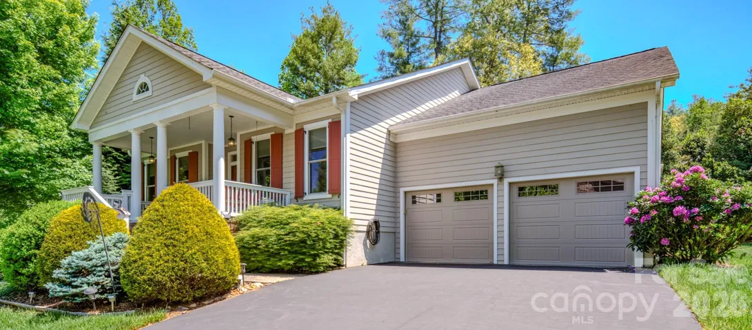 Large gentle lot in culdesac with plenty of parking options
