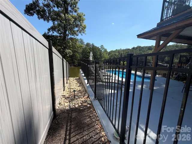 NEW PRIVACY FENCE