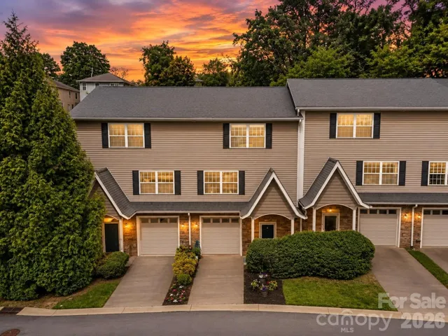 Beautiful and Convenient Townhome in North Asheville/ Woodfin!