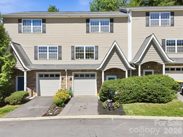 Easy entry with a privacy hedge. Great location for convenience, and an easy maintenance unit!