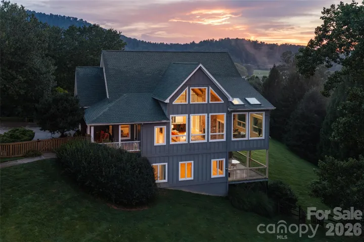 Elevated mountain retreat in sough after Horseshoe Ridge