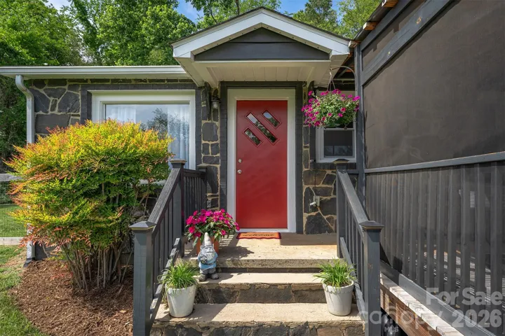 Welcome! Freshly power washed with a newly painted front door and crisp white trim